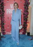 Rosie Huntington-Whiteley con un mono azul
