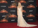 Brie Larson con un vestido de estrellas