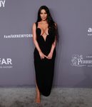 Kim Kardashian con un vestido negro con escote