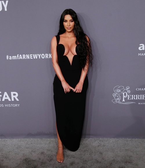 Kim Kardashian con un vestido negro con escote