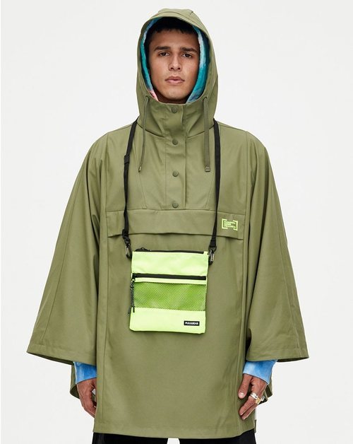 Chubasquero verde colección Primavera Sound Pull & Bear