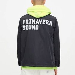 Chaqueta denim negra colección Primavera Sound Pull & Bear