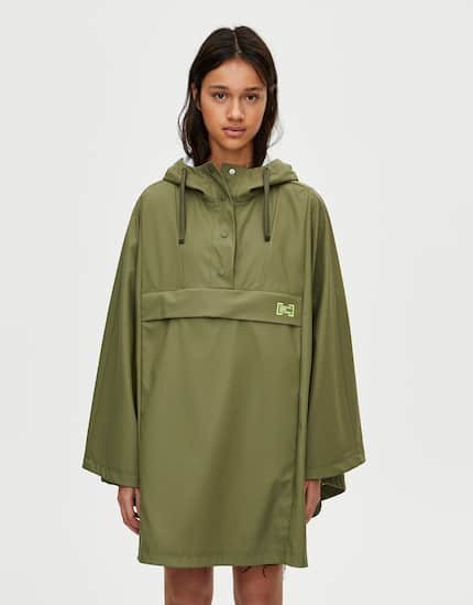 Abrigo oversize verde colección Primavera Sound pull & Bear