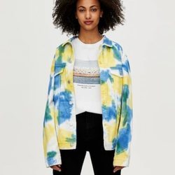 Chaqueta denim tie-dye colección Primavera Sound Pull & Bear