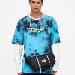 Camiseta tie-dye azul y negra colección Primavera Sound Pull & Bear