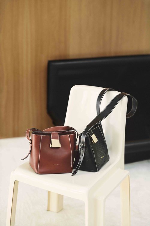 Bolsos en color marrón y negro de la nueva colección de Uterqüe