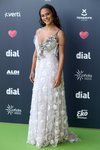 Greeicy con un vestido blanco con detalles florales