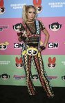 Paris Hilton con colores y transparencias
