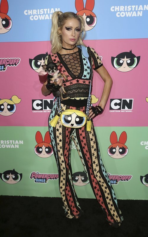 Paris Hilton con colores y transparencias