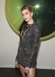 Hailey Baldwin con un vestido plateado