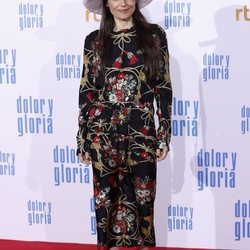 Elena Anaya con un vestido estampado y un sombrero