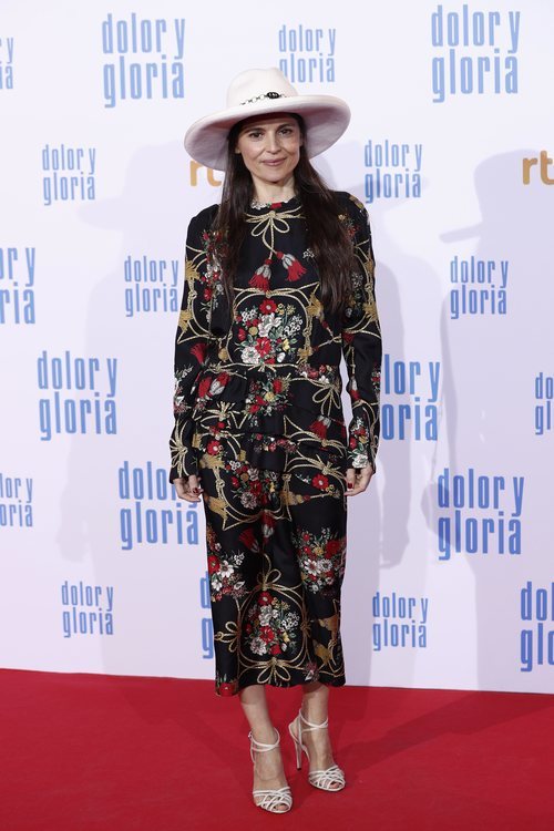 Elena Anaya con un vestido estampado y un sombrero