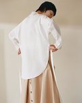 Modelo con la camisa blanca de la colección cápsula The White Project de Cos 2019