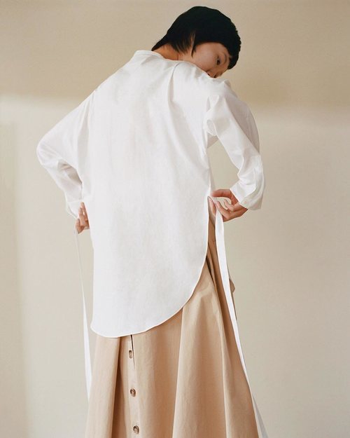 Modelo con la camisa blanca de la colección cápsula The White Project de Cos 2019