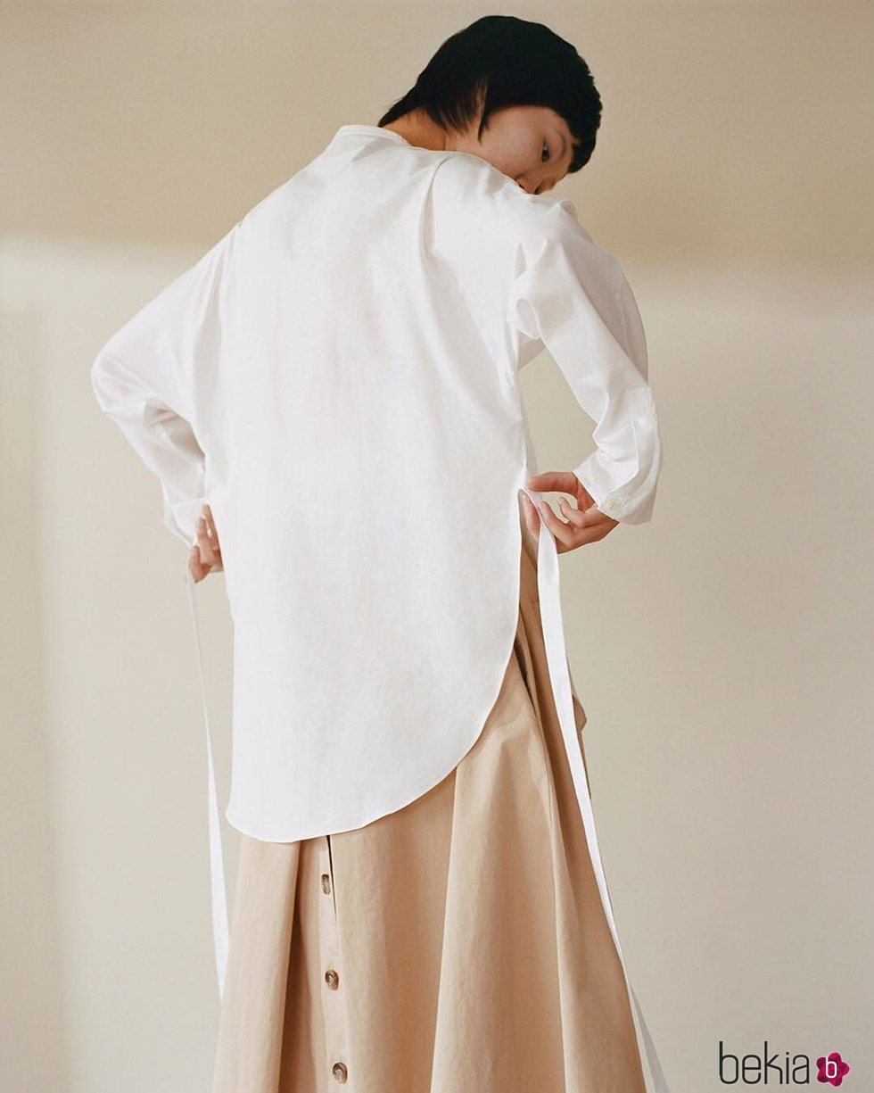 Modelo con la camisa blanca de la colección cápsula The White Project de Cos 2019