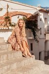 Patricia Montero con unas sandalias de cuña de la colección primavera/verano 2019 de Yokono