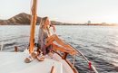 Patricia Montero en un barco en la campaña de la colección primavera/verano 2019 de Yokono