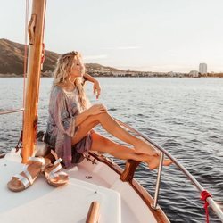 Patricia Montero en un barco en la campaña de la colección primavera/verano 2019 de Yokono