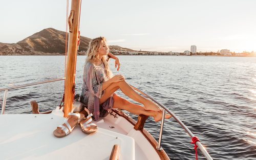 Patricia Montero en un barco en la campaña de la colección primavera/verano 2019 de Yokono