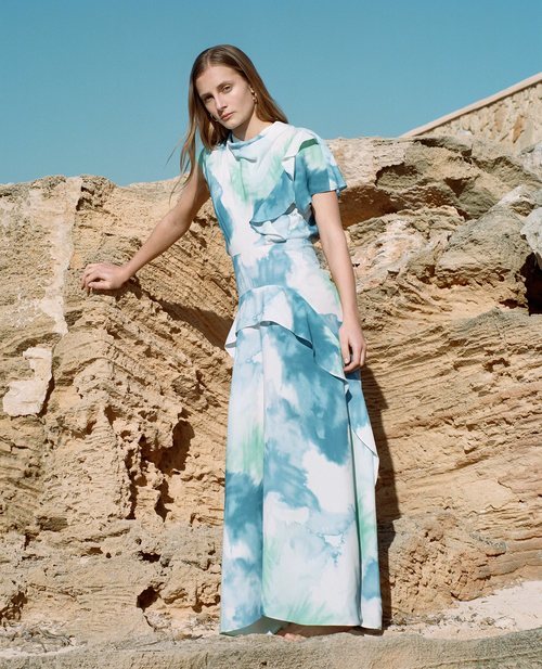 Modelo con un vestido largo de la colección primavera/verano 2019 de Sfera