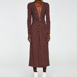 Modelo con un vestido con escote en pico de la colección primavera/verano 2019 de Sfera
