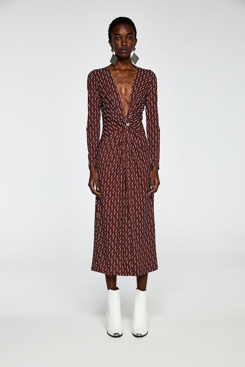 Modelo con un vestido con escote en pico de la colección primavera/verano 2019 de Sfera