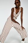 Modelo con un mono de rayas de la colección primavera/verano 2019 de Sfera