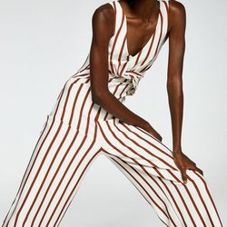 Modelo con un mono de rayas de la colección primavera/verano 2019 de Sfera