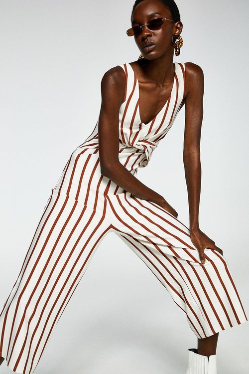 Modelo con un mono de rayas de la colección primavera/verano 2019 de Sfera