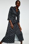 Modelo con un vestido largo satinado de la colección primavera/verano 2019 de Sfera