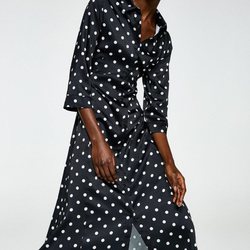 Modelo con un vestido largo satinado de la colección primavera/verano 2019 de Sfera