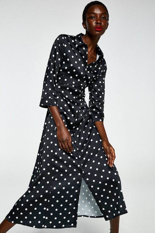 Modelo con un vestido largo satinado de la colección primavera/verano 2019 de Sfera