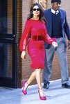 Priyanka Chopra con un vestido carmín