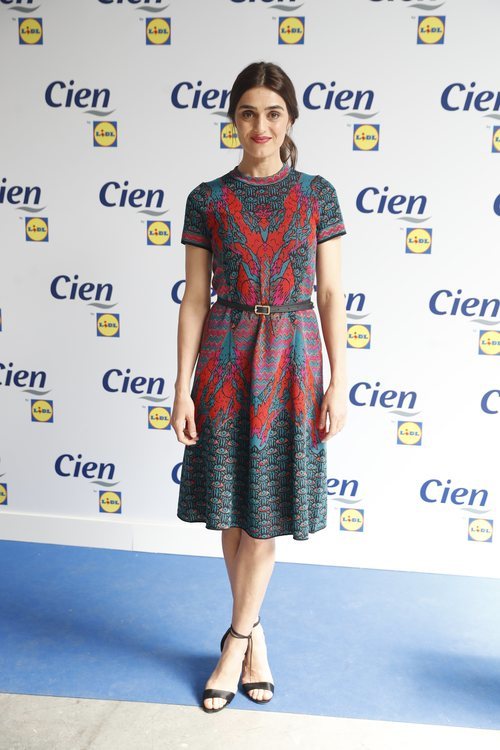 Olivia Molina con vestido estampado