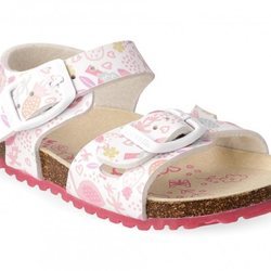 Sandalias blancas con piñas y flores rosas de Garvalín
