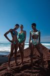 Bañadores con estampado tropical de la colección de baño 2019 de Lefties
