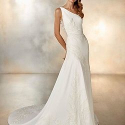 Vestido asimétrico de novia de la colección crucero de Pronovias 2020