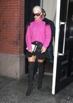 Rita Ora con jersey rosa y falda negra