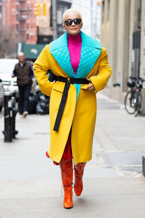 Rita Ora con abrigo amarillo, rosa y azul