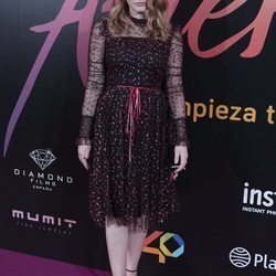 Josephine Langford con vestido de tul negro