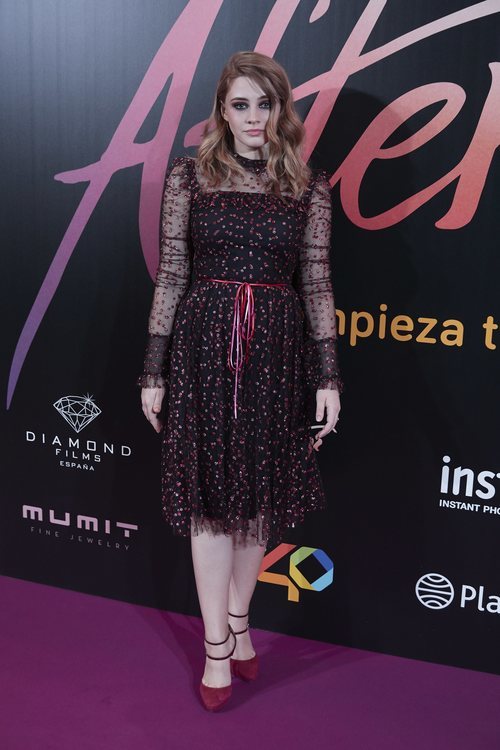Josephine Langford con vestido de tul negro