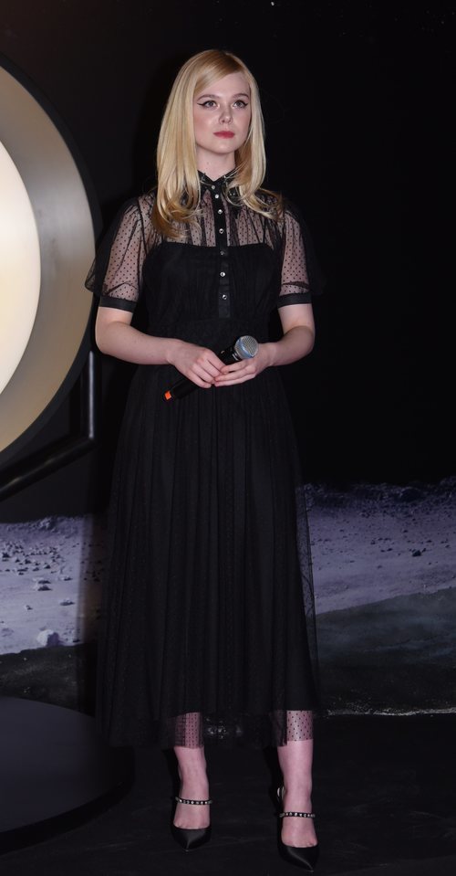 Elle Fanning con un vestido negro