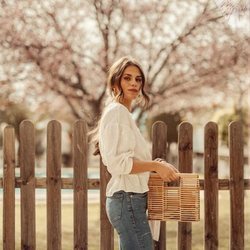 La influencer Jessiekas con un bolso de madera de Primark 2019