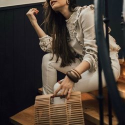 Paula Moya con un bolso de cesta de Primark 2019