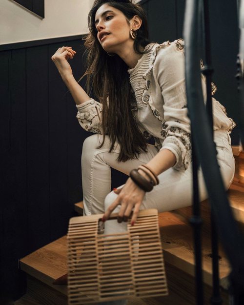 Paula Moya con un bolso de cesta de Primark 2019
