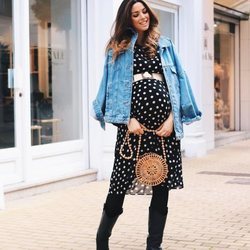 Silvia de Benito con un bolso de madera de Primark 2019