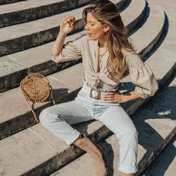 La influencer Claudia Soriano luciendo un bolso de madera de Primark 2019