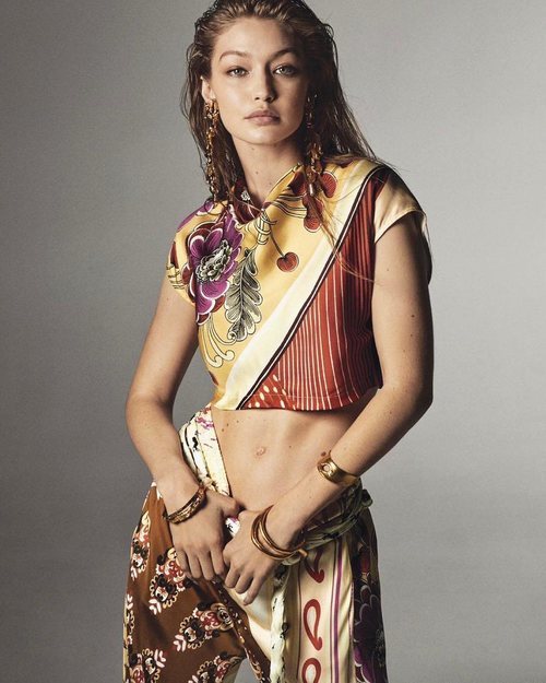 Gidi Hadid con un look satinado de la colección de primavera 2019 de Chloé