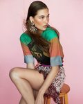 Modelo luciendo una camiseta de colores de la colección de primavera 2019 de Chloé