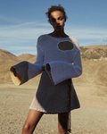 Modelo luciendo un vestido blanco de la colección de primavera 2019 de Chloé